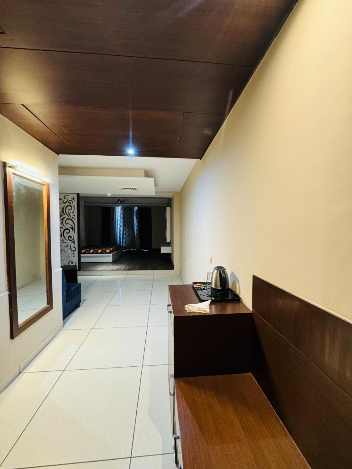 The Pearl Hotel Sirsa Экстерьер фото