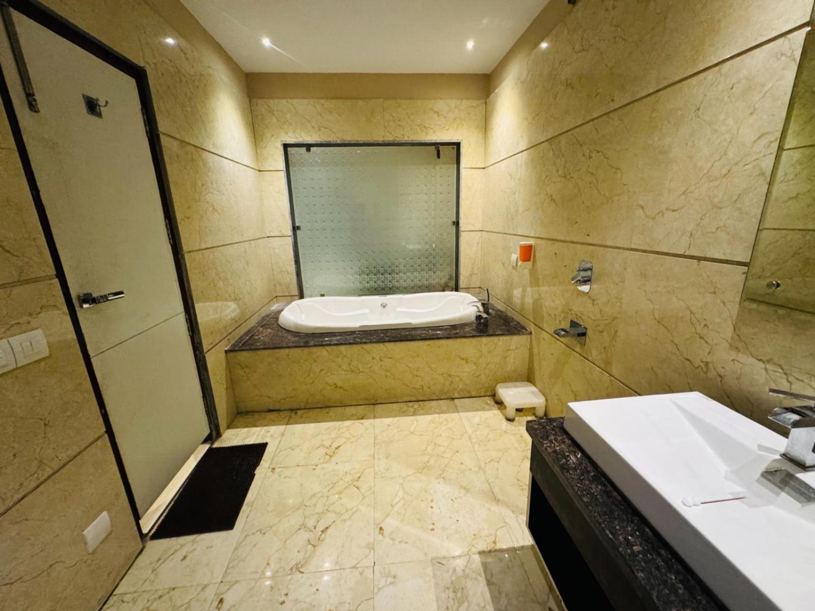 The Pearl Hotel Sirsa Экстерьер фото